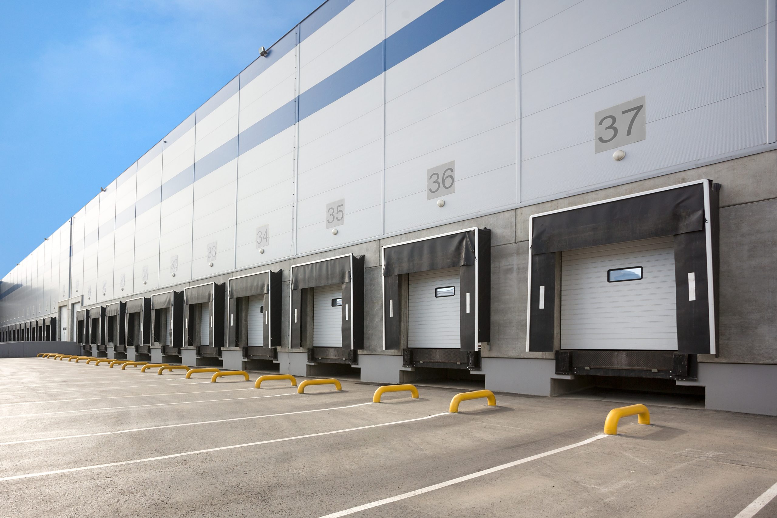 A,Large,Distribution,Warehouse,With,Gates,For,Loading,Goods